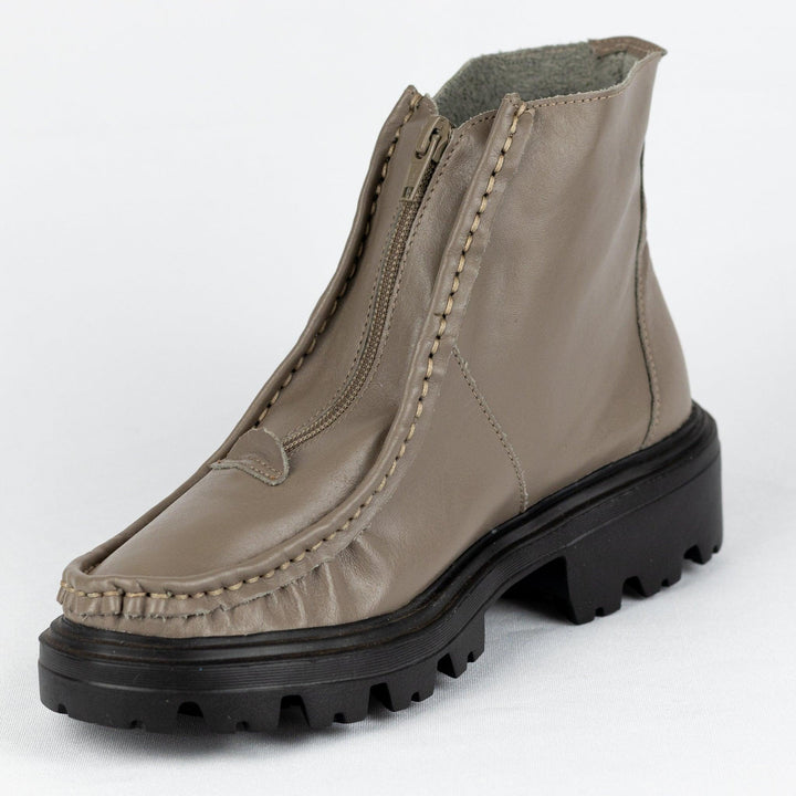 Bota Feminina Strut em Pelica de Carneiro Castor - Strut