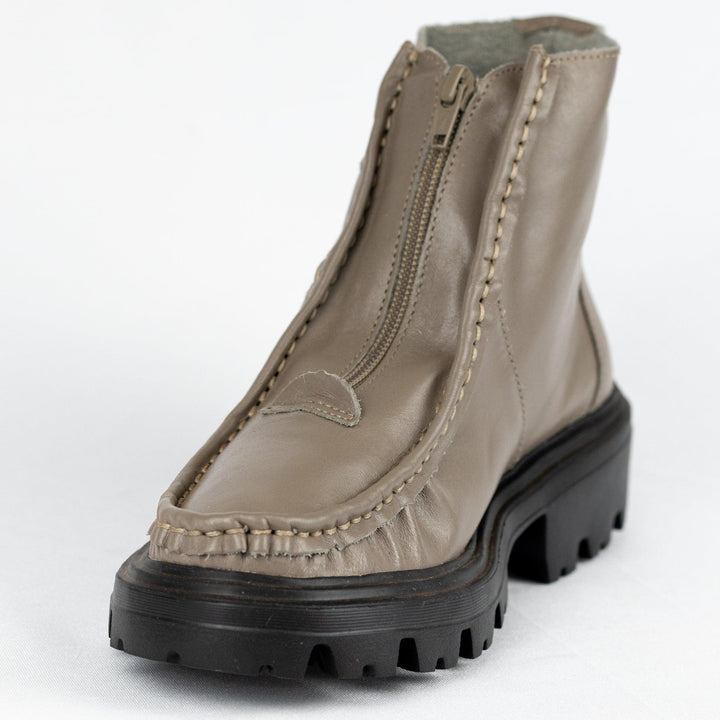 Bota Feminina Strut em Pelica de Carneiro Castor - Strut