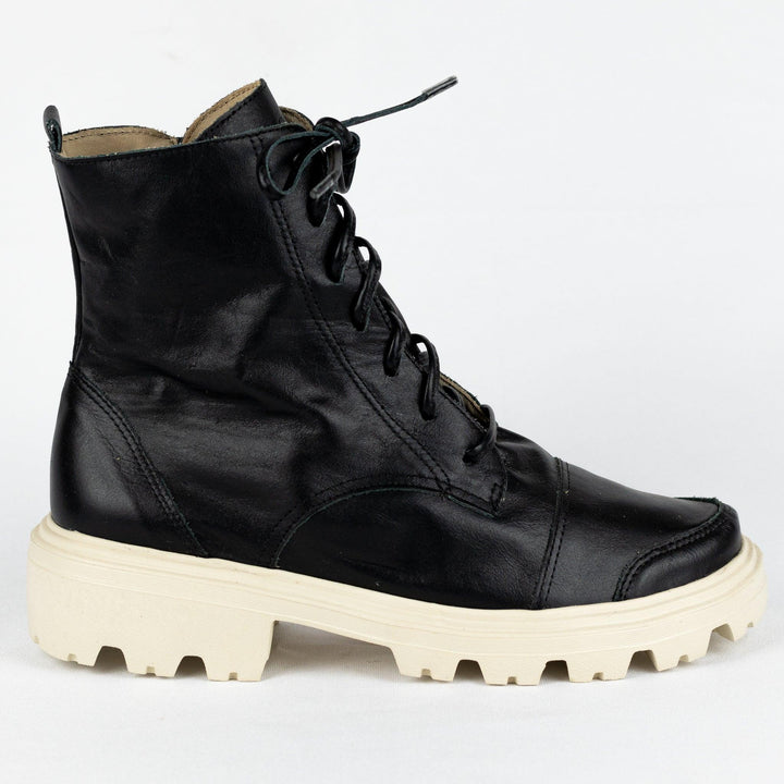 Bota Feminina Strut em Pelica de Carneiro Preta - Strut