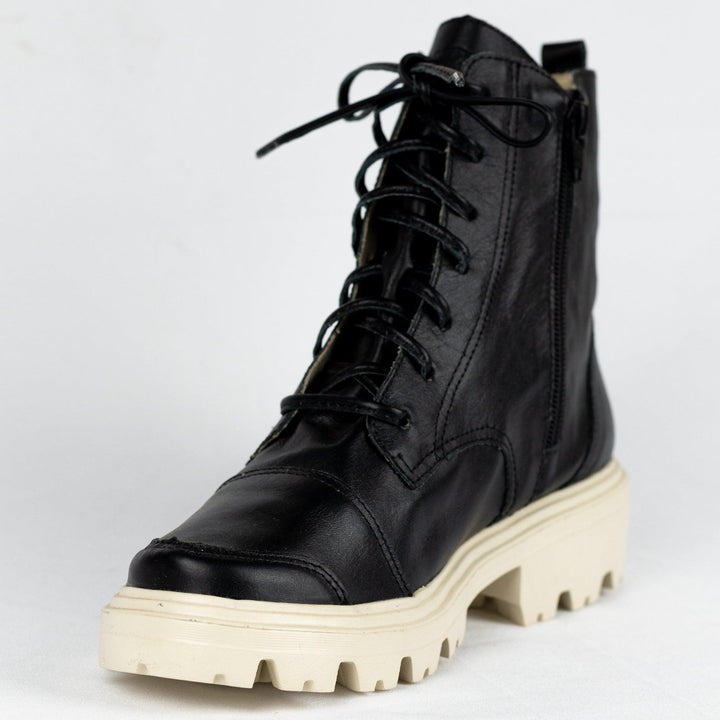 Bota Feminina Strut em Pelica de Carneiro Preta - Strut