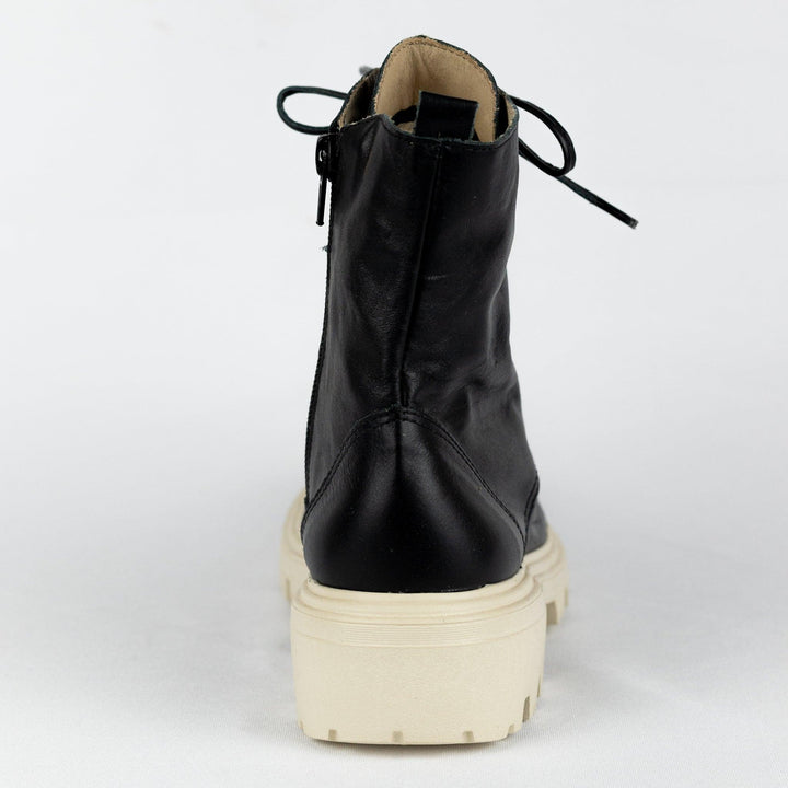 Bota Feminina Strut em Pelica de Carneiro Preta - Strut