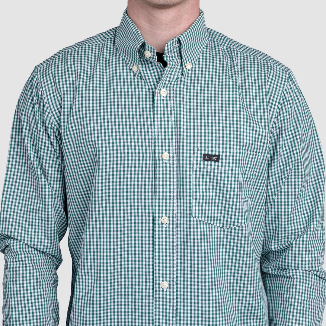 Homem vestindo camisa xadrez masculina verde e branca de manga longa Strut, abotoada, com bolso no peito