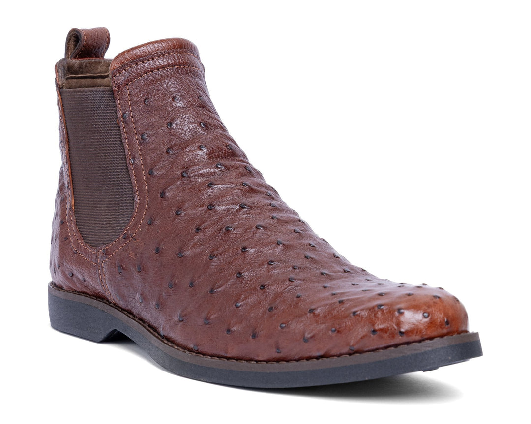 Bota chelsea masculina Strut em couro de avestruz cheio caramelo, vista em três quartos com elástico lateral marrom