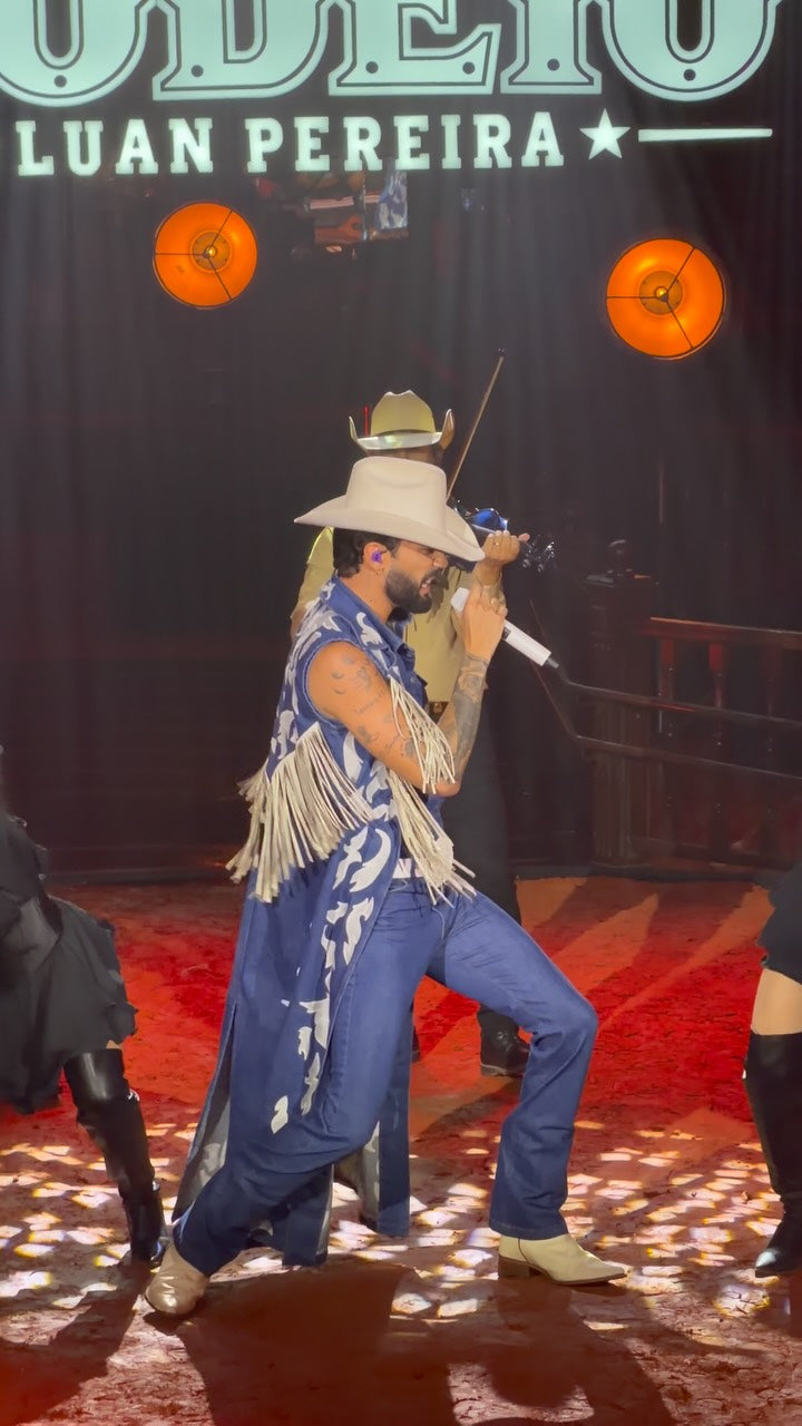 Luan Pereira no palco do Villa Country usando bota Strut em couro de avestruz branco