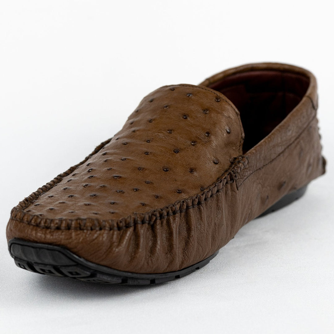 Mocassim masculino de couro de avestruz cheio no modelo driver, cor tabaco, com solado de borracha em gomos
