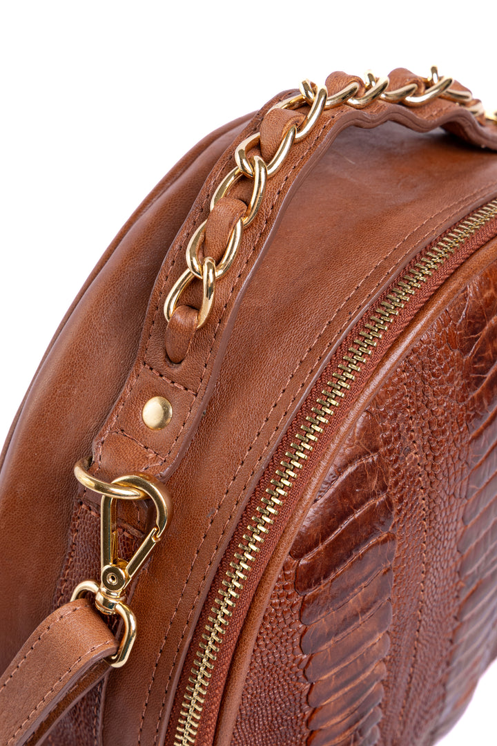 Bolsa Redonda Strut em Couro de Canela de Avestruz Caramelo DORO-032