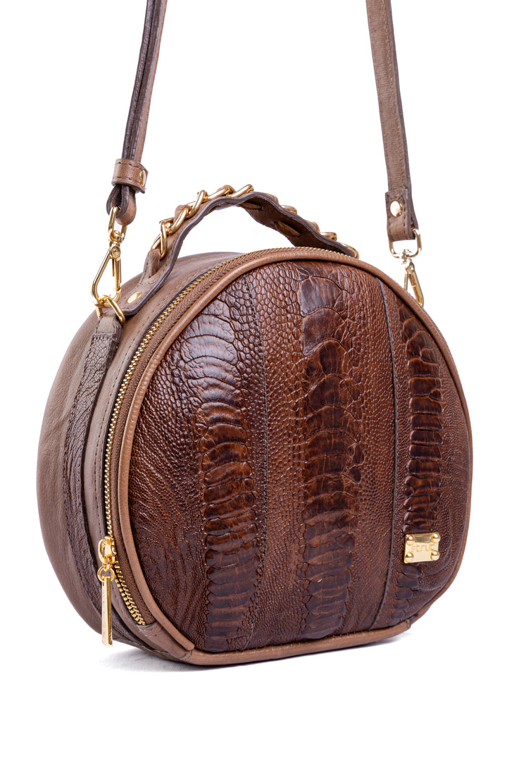Bolsa Redonda Strut em Couro de Canela de Avestruz Tabaco DORO-032