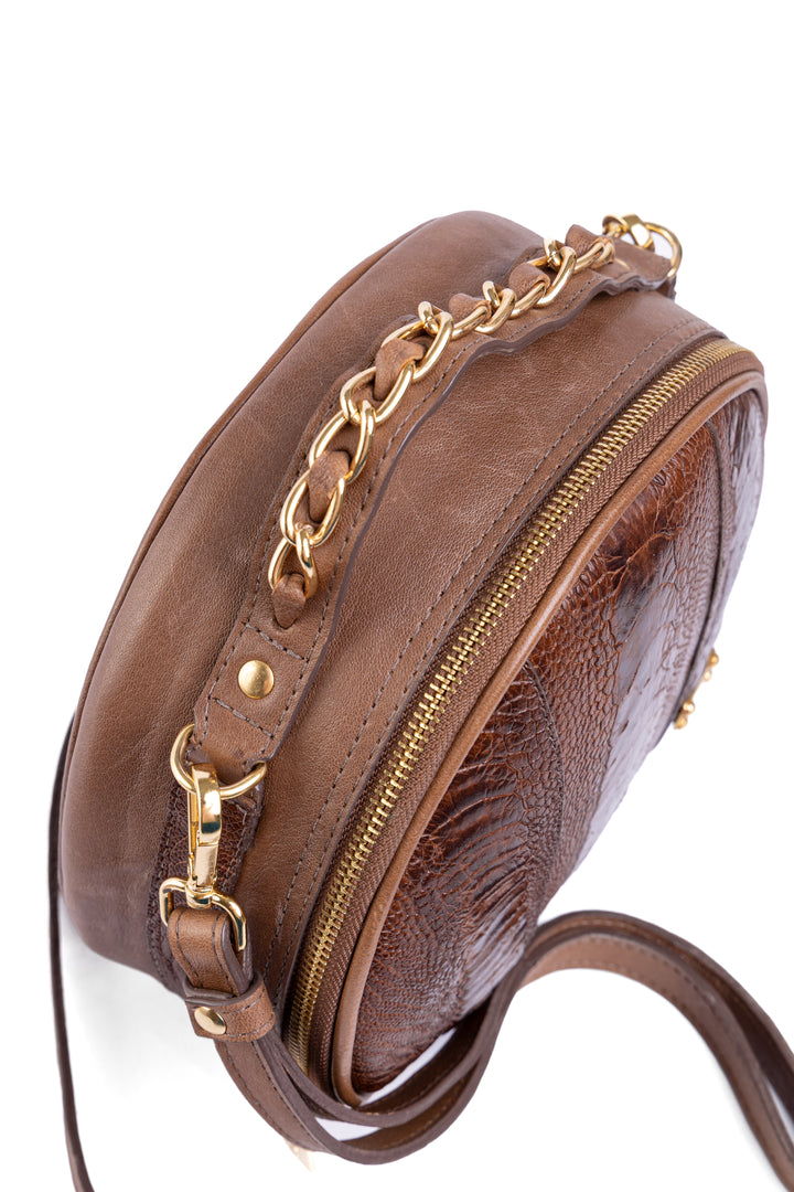 Bolsa Redonda Strut em Couro de Canela de Avestruz Tabaco DORO-032