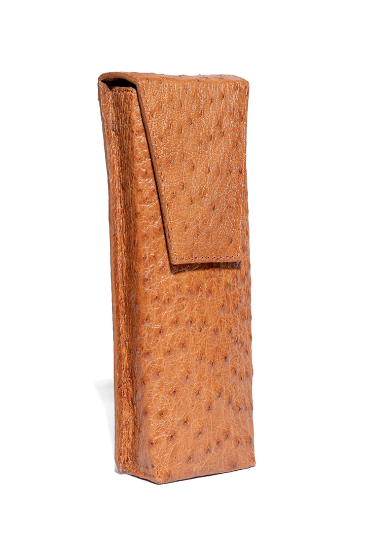 Detalhe do padrão folicular do couro de avestruz chestnut - Porta charuto Strut
