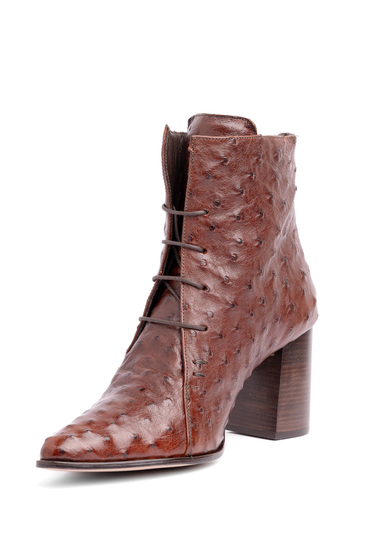 Bota feminina cano curto em couro de avestruz caramelo - Strut
