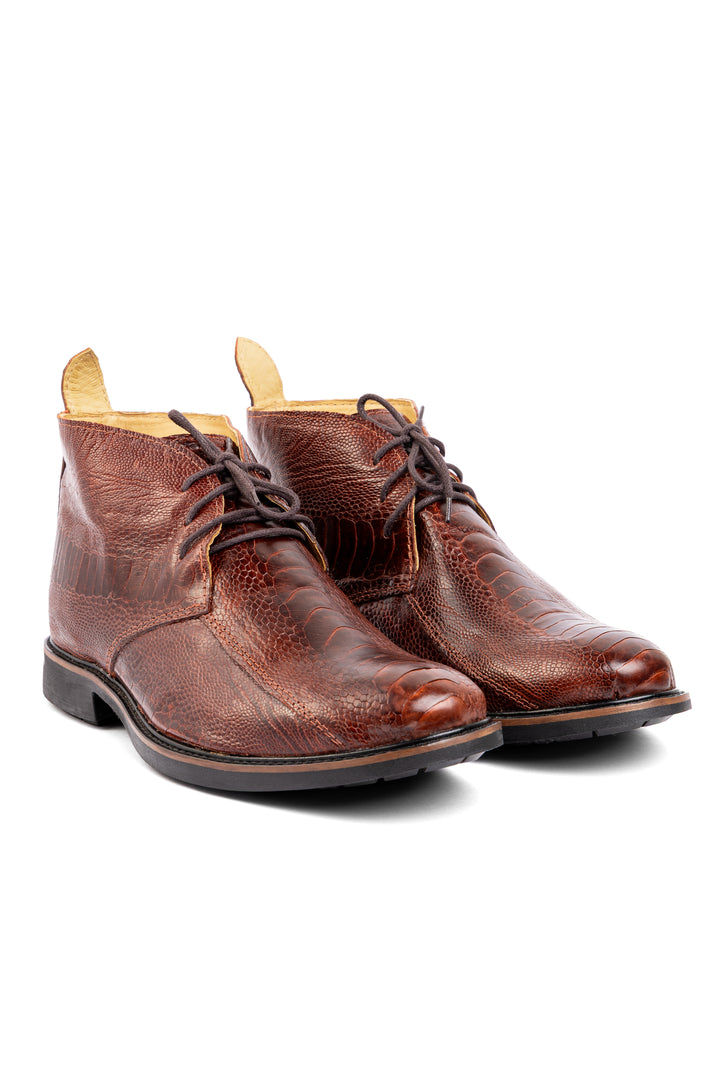 Par completo da ankle boot masculina Strut ST3030 em couro de canela de avestruz caramelo