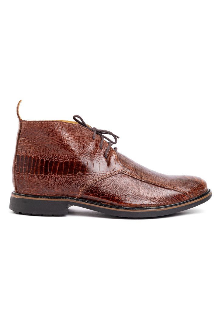 Perfil lateral da ankle boot masculina Strut de cano curto em couro de canela de avestruz caramelo