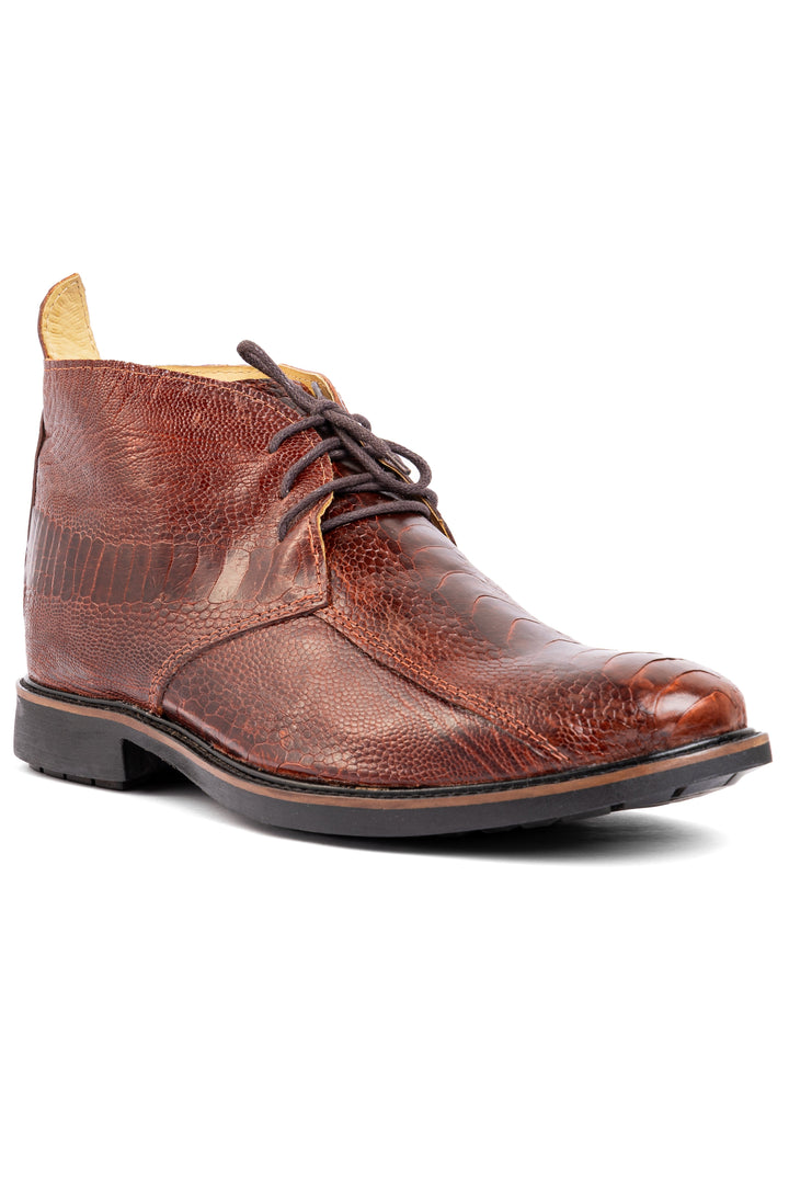 Ankle boot masculina Strut em couro de canela de avestruz caramelo, vista 3/4 mostrando as escamas naturais e o cadarço