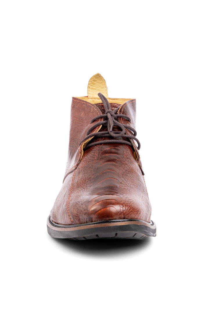 Vista frontal da ankle boot masculina Strut em canela de avestruz caramelo com três pares de ilhoses