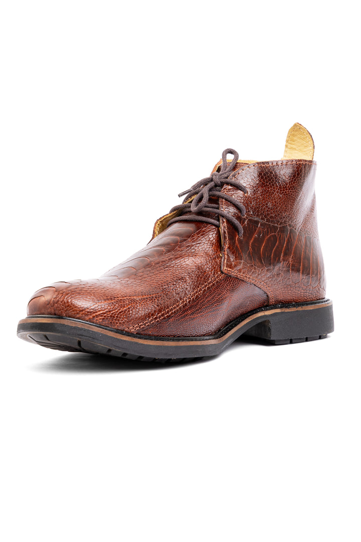 Ankle boot masculina em couro de avestruz caramelo vista de 3/4 com solado tratorado em borracha