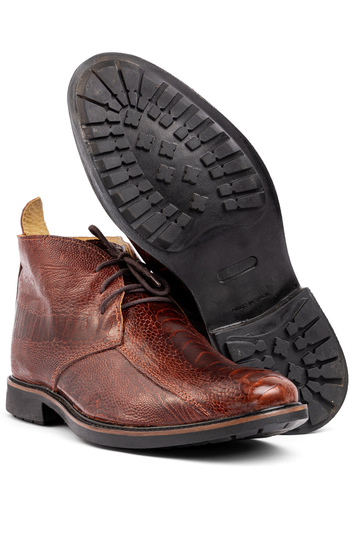 Par de ankle boots Strut em couro de avestruz caramelo com o solado tratorado antiderrapante à mostra