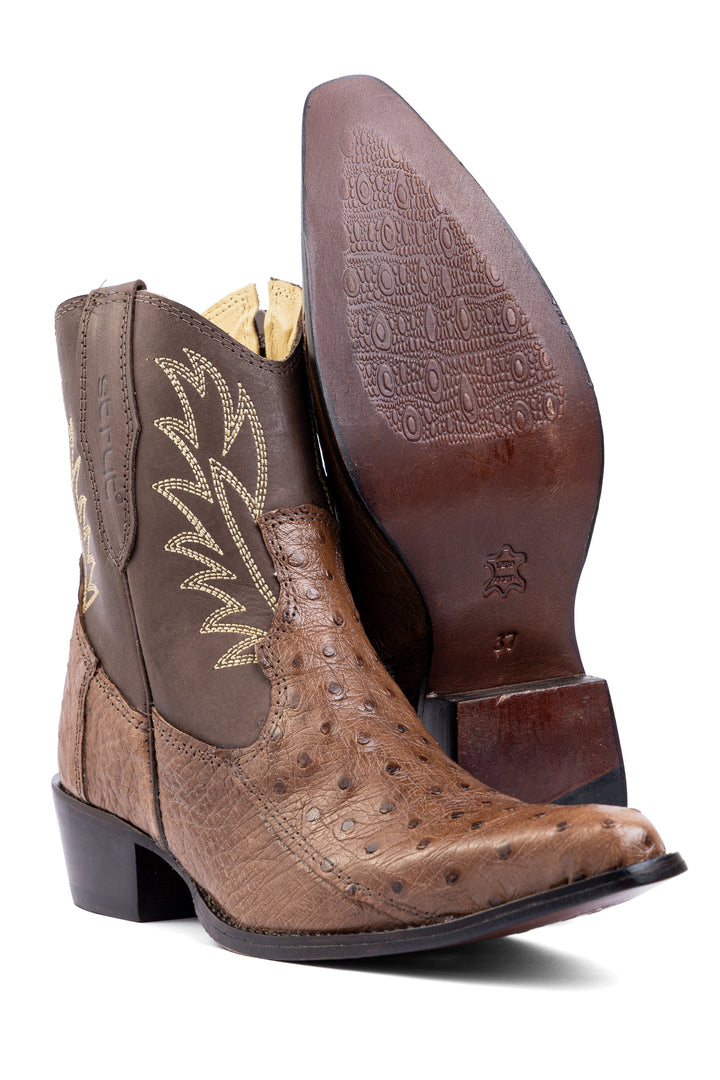 Bota feminina Strut ST1019 com o solado de couro à mostra, gravado com a marca Strut