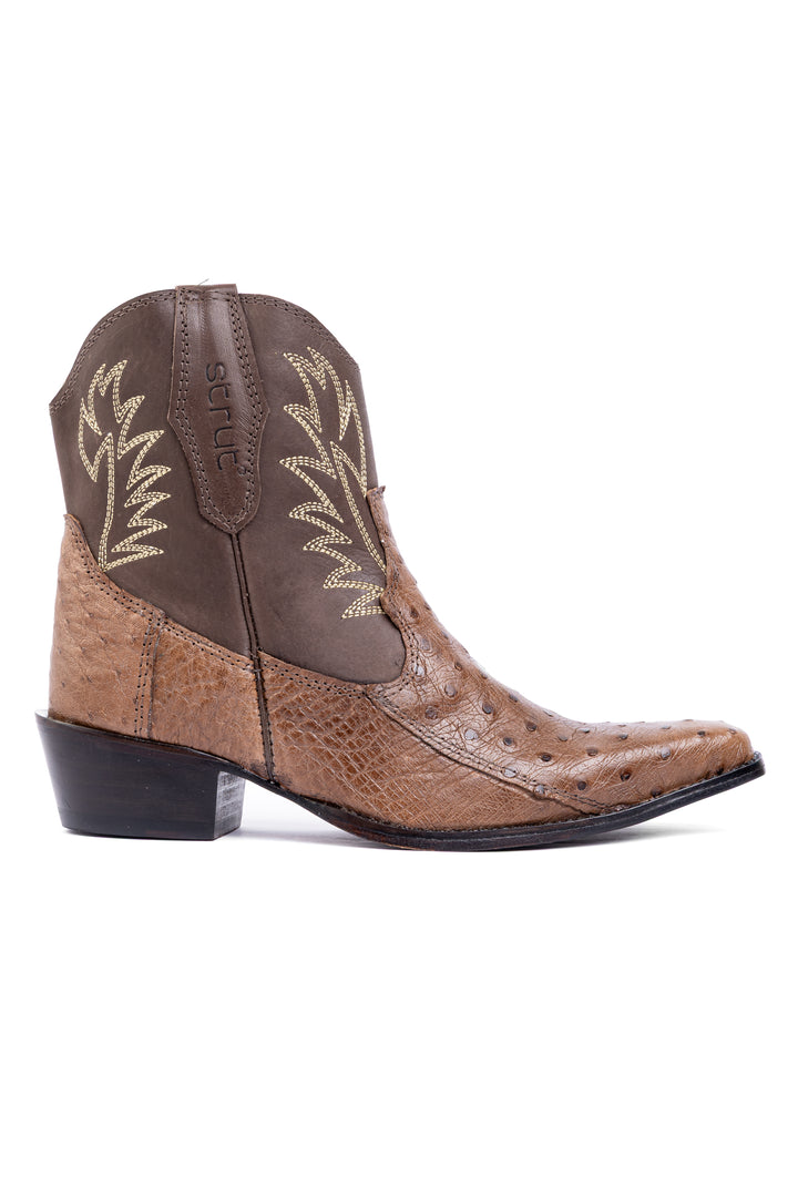 Perfil lateral da bota country feminina Strut de cano baixo, salto cubano e bico fino em avestruz tabaco