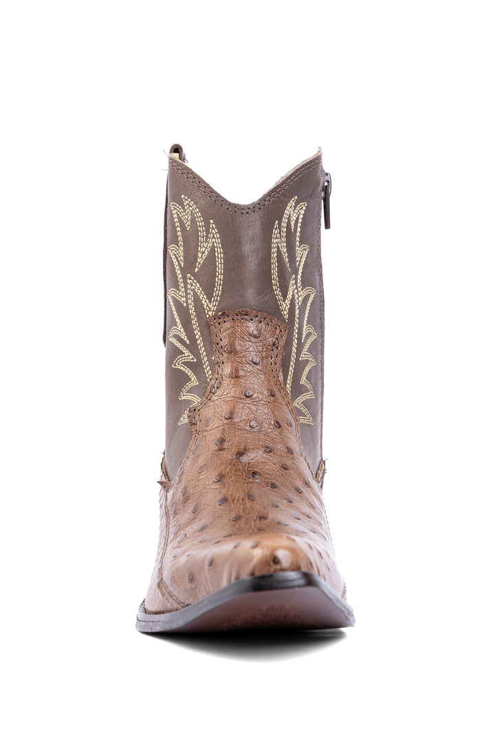 Vista frontal da bota feminina Strut cano baixo mostrando o bico fino e o bordado western do cano
