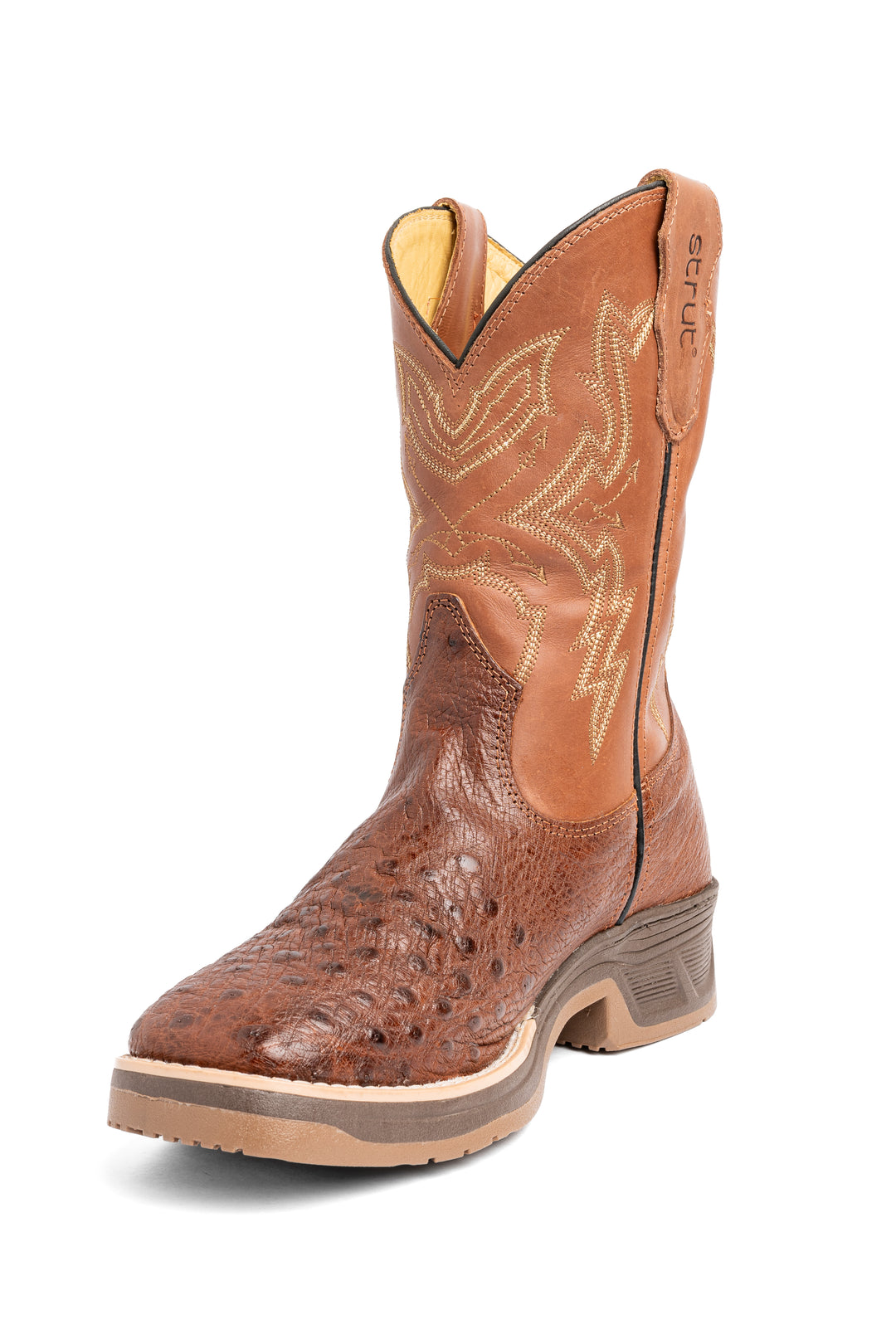 Detalhe do bico quadrado da bota masculina Strut em couro de avestruz caramelo