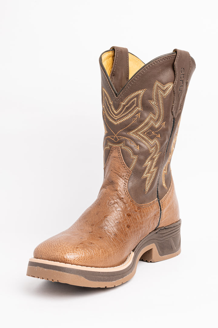 Detalhe do bico quadrado da bota masculina Strut em couro de avestruz tabaco