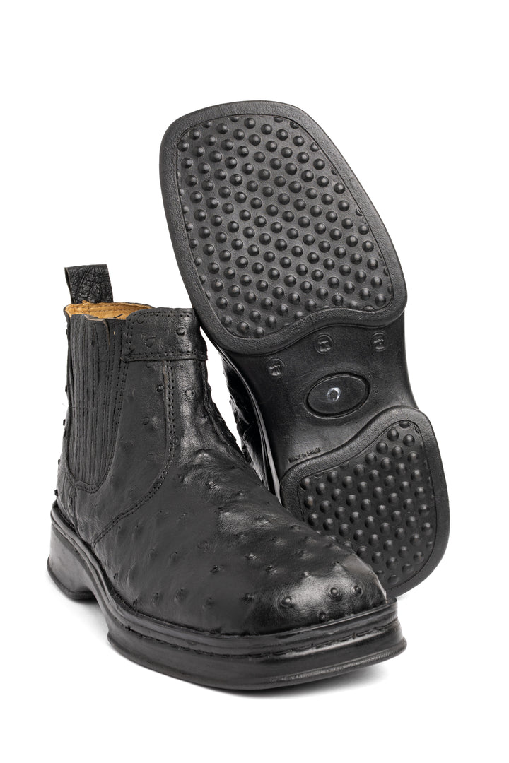 Textura do couro de avestruz cheio preto da botina masculina Strut Confort