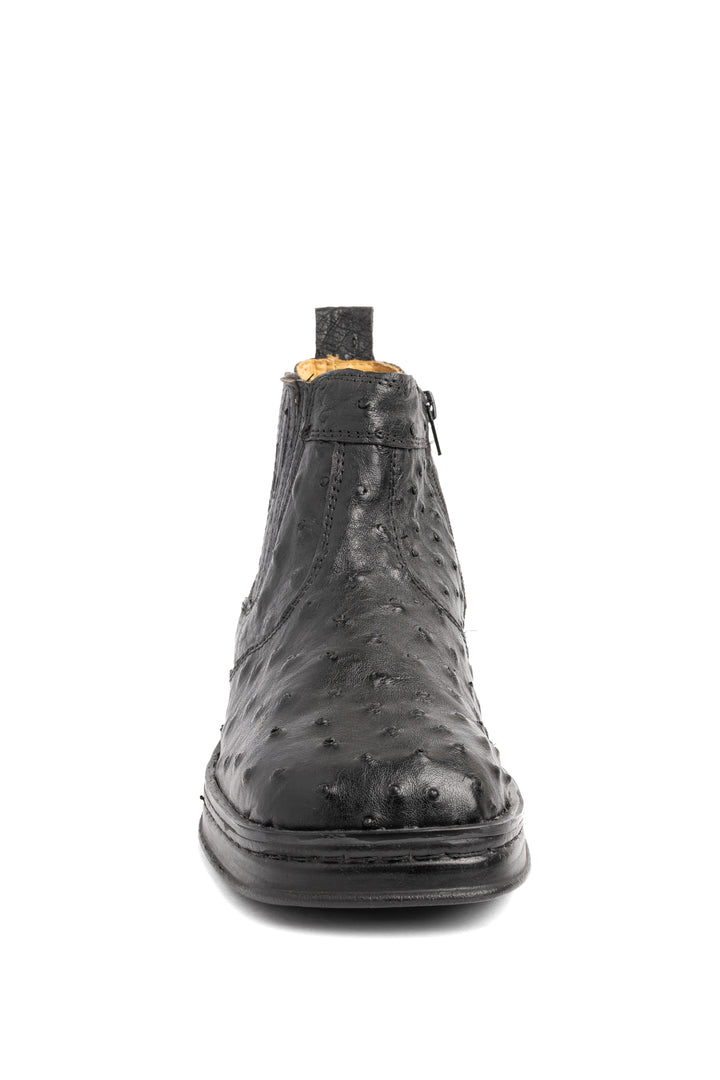 Botina masculina Strut Confort em couro de avestruz preto vista frontal com bico quadrado