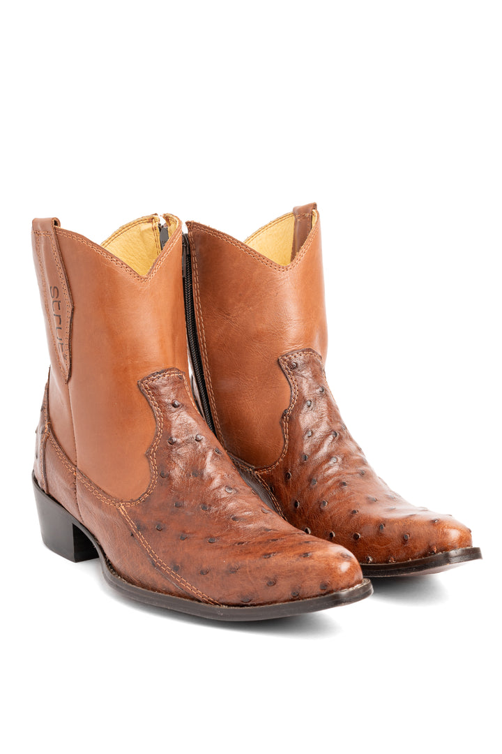 Par de botas femininas Strut cano baixo em couro de avestruz cheio caramelo