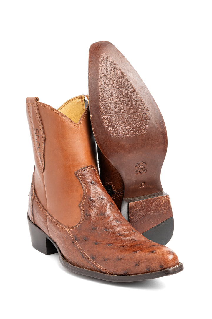 Textura dos folículos do couro de avestruz cheio caramelo da bota feminina Strut