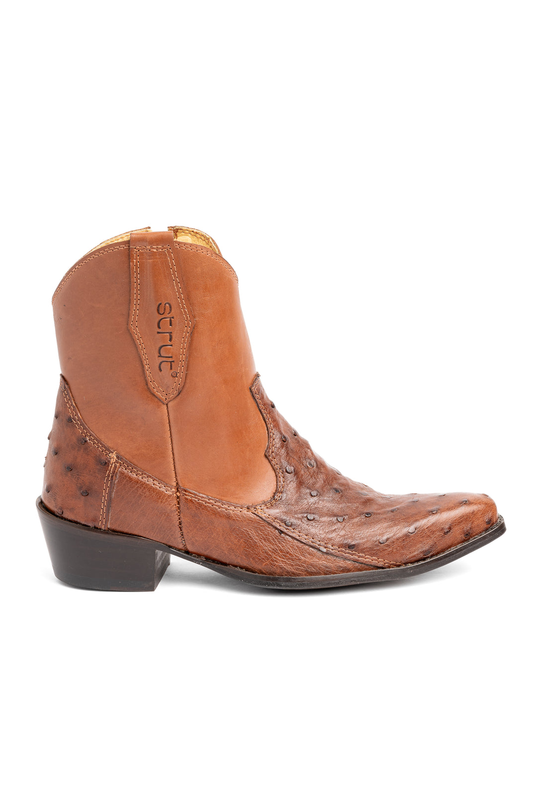 Bota feminina Strut cano baixo avestruz cheio caramelo vista lateral