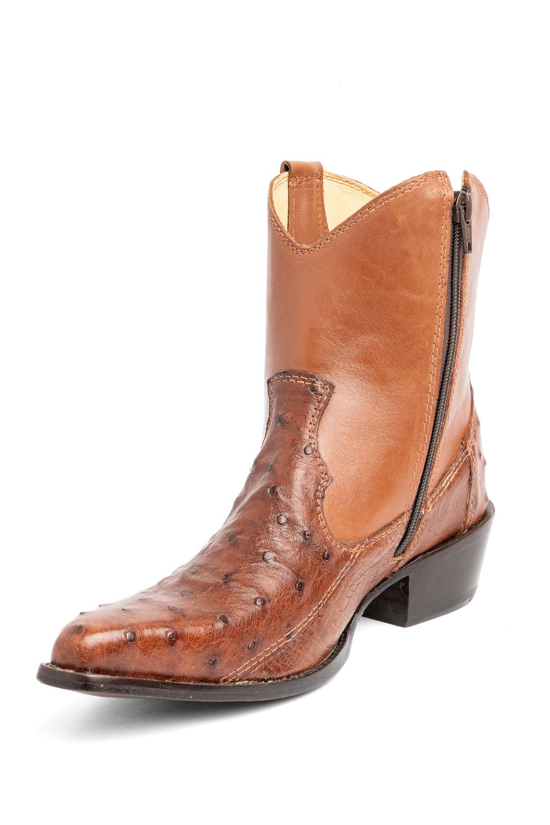 Detalhe do bico fino da bota feminina Strut em couro de avestruz cheio caramelo