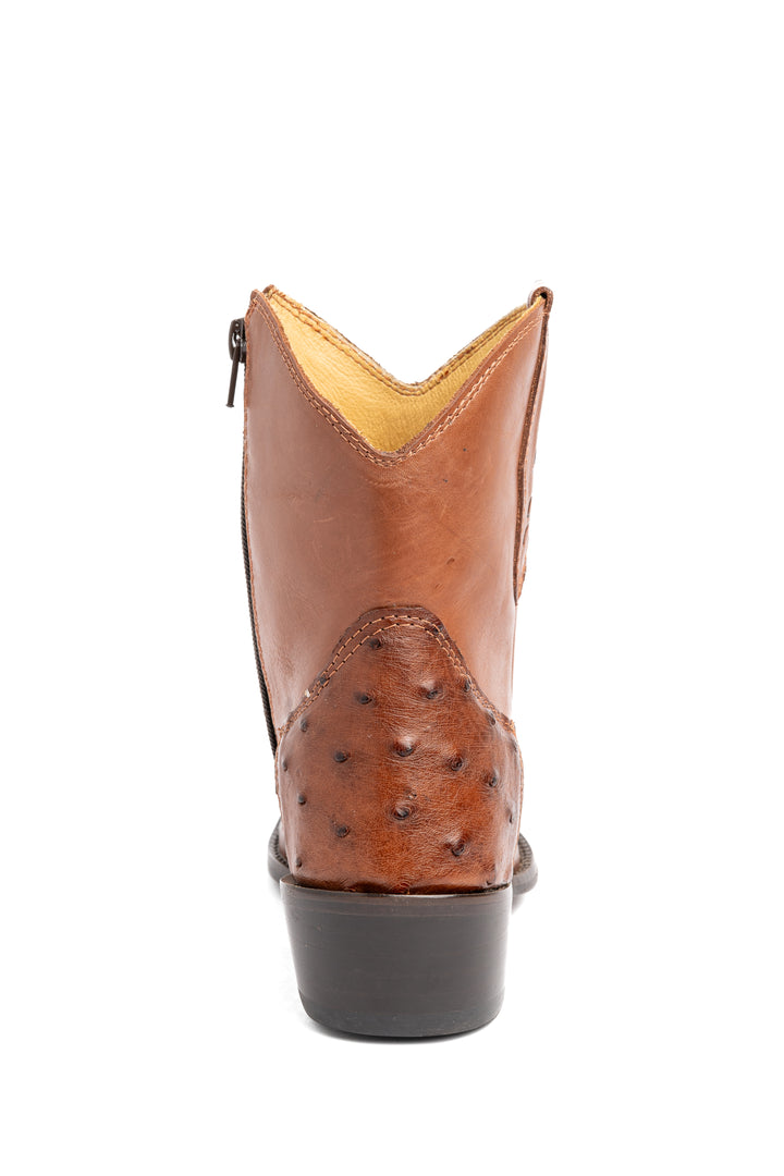 Bota feminina Strut cano baixo avestruz cheio caramelo vista traseira