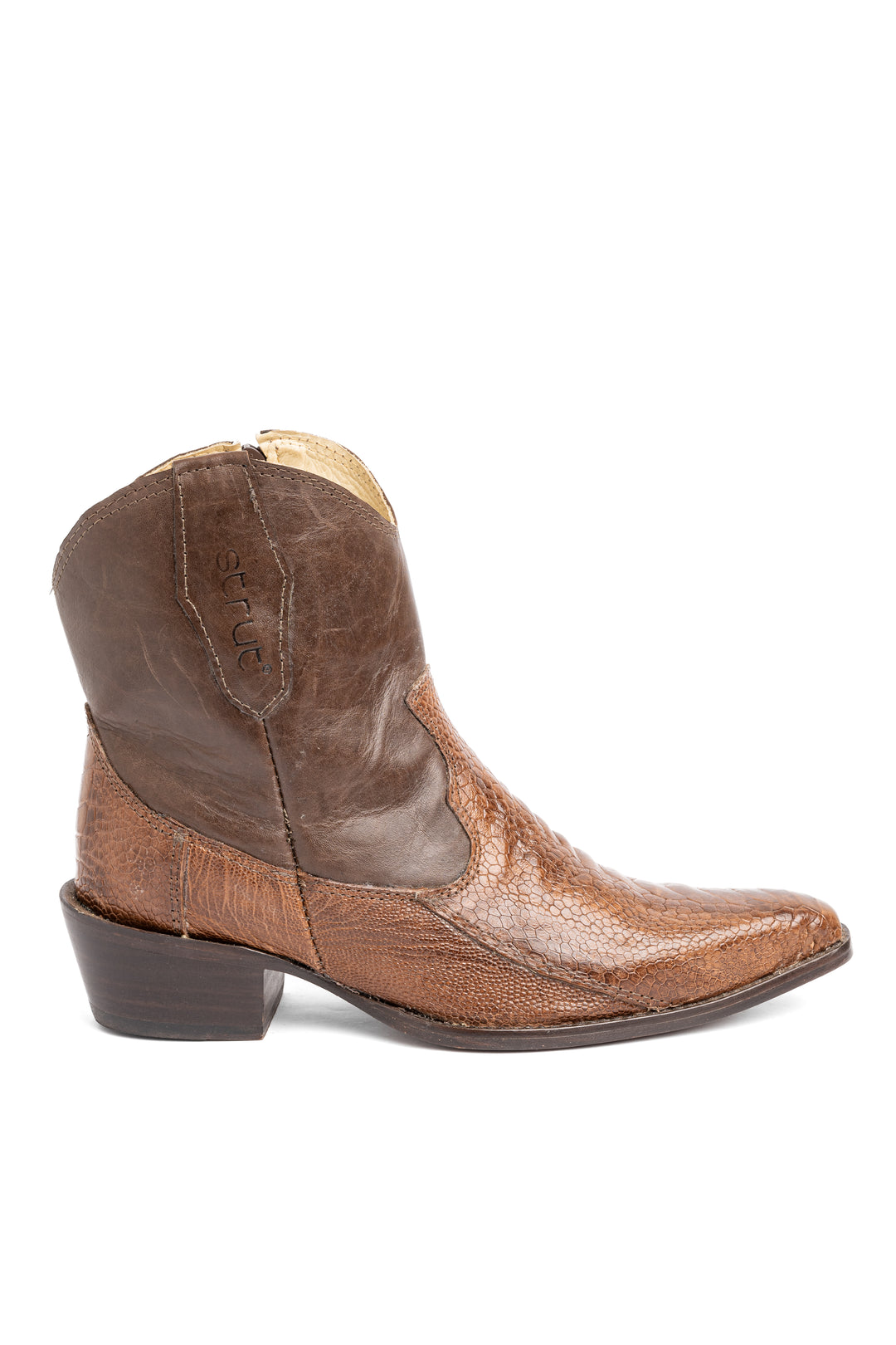 Bota feminina Strut cano baixo canela de avestruz tabaco vista lateral