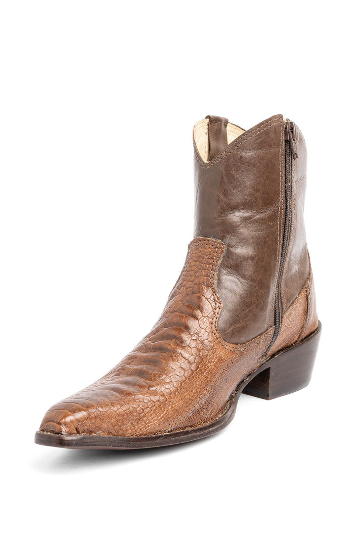 Detalhe do bico fino da bota feminina Strut em canela de avestruz tabaco