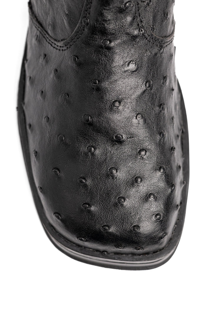 Detalhe dos folículos do couro de avestruz cheio preto da botina masculina Strut
