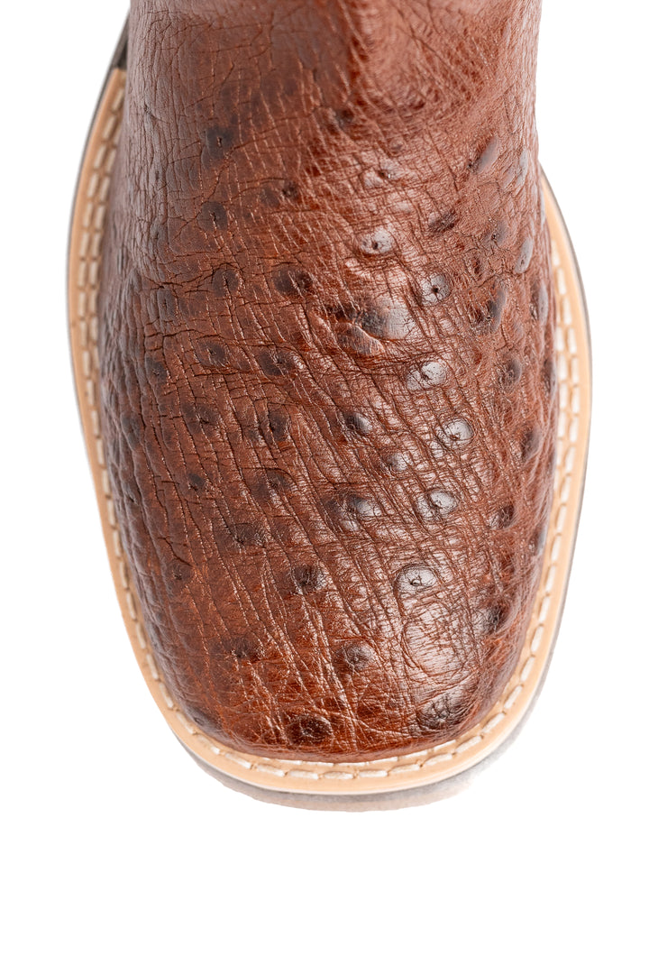 Solado Jump tratorado da bota masculina Strut em couro de avestruz caramelo