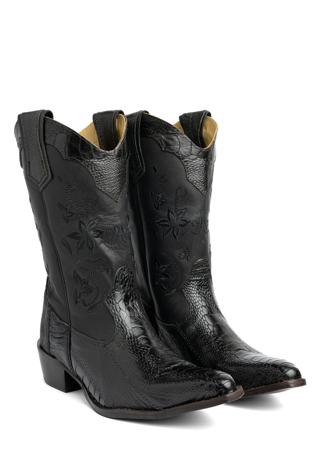 Par de botas femininas Strut em couro de canela de avestruz preta bico fino