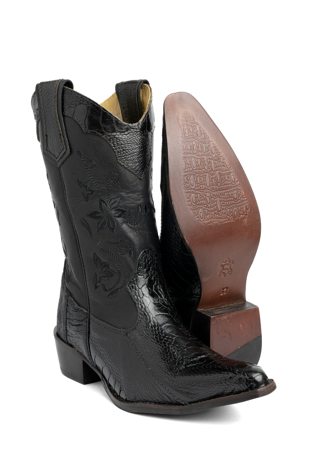 Par de botas femininas Strut em canela de avestruz preta com sola de couro