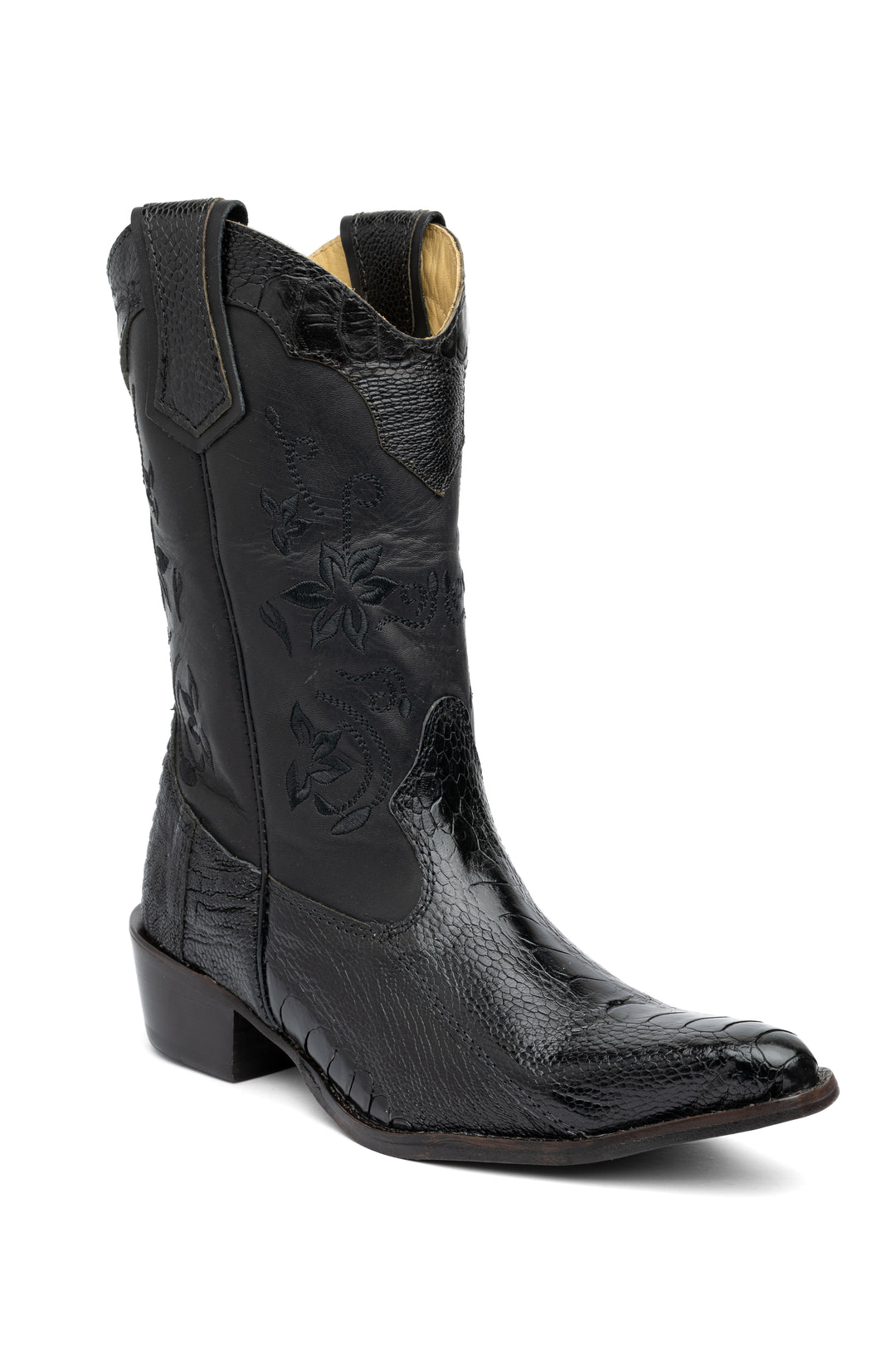 Bota feminina Strut em couro de canela de avestruz preta bico fino vista em três quartos