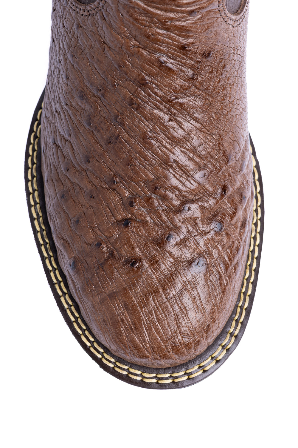 Detalhe do bico redondo da bota masculina Strut em couro de avestruz liso tabaco