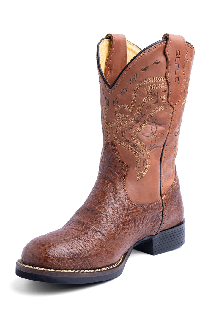 Bota masculina Strut em couro de avestruz caramelo, cano com bordado western e aplicações em couro escuro