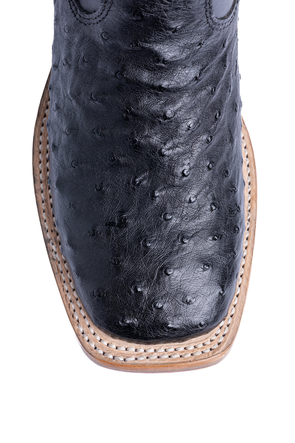 Detalhe do bico quadrado da bota masculina Strut em couro de avestruz cheio preta com solado costurado