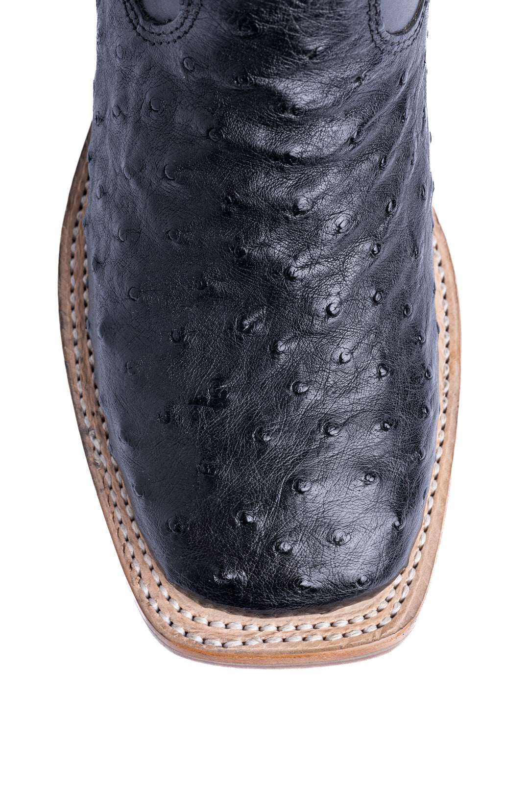 Detalhe do bico quadrado da bota masculina Strut em couro de avestruz cheio preta com solado costurado