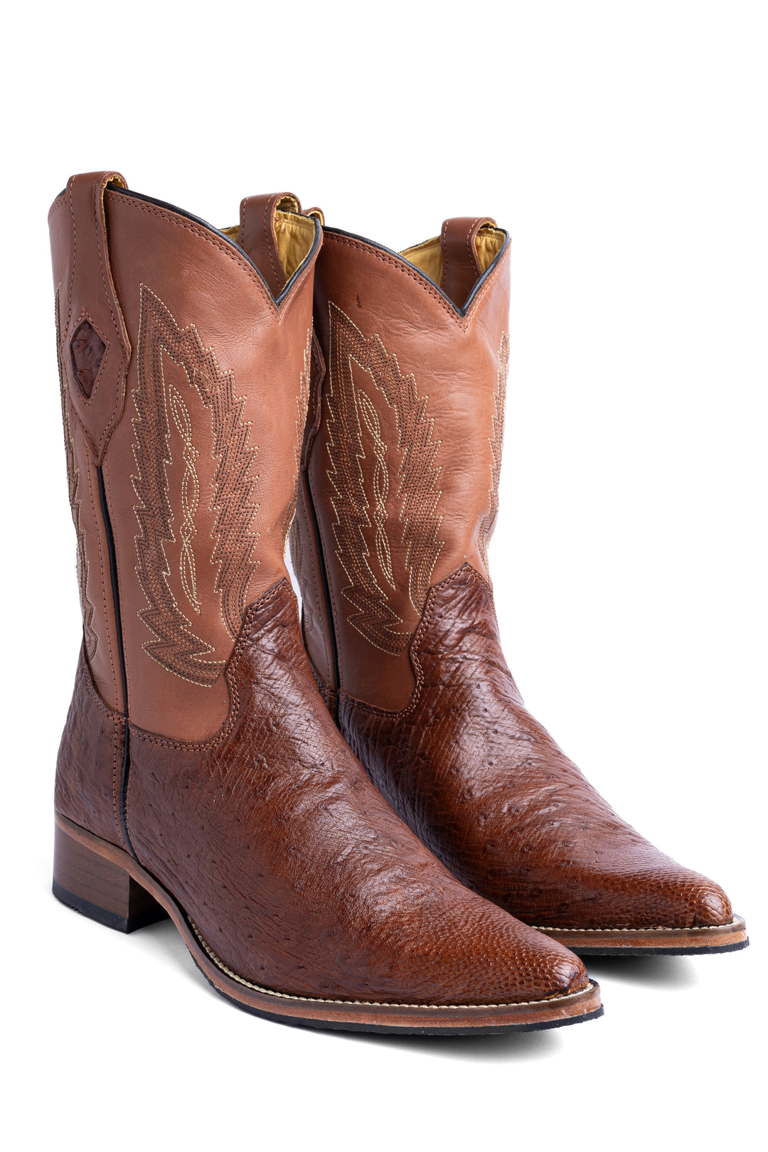 Par de botas masculinas Strut em couro de avestruz liso caramelo com bico fino