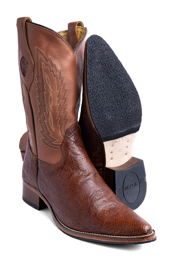 Solado de borracha costurado da bota masculina Strut em couro de avestruz caramelo bico fino