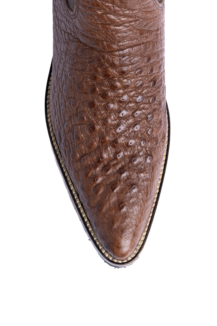 Detalhe do bico fino da bota masculina Strut em couro de avestruz liso tabaco