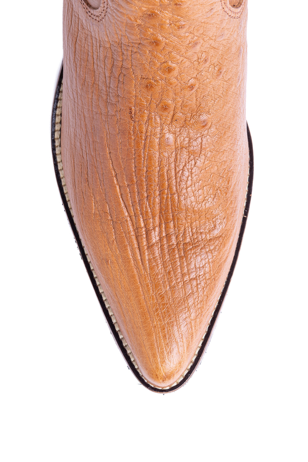 Detalhe do bico fino da bota masculina Strut em couro de avestruz liso chestnut