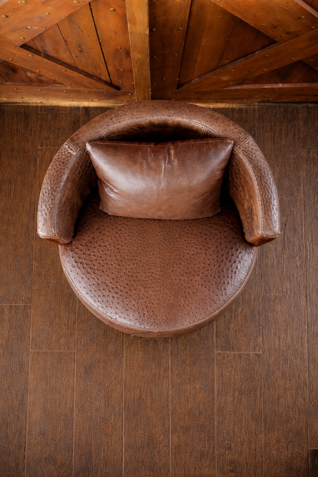 Poltrona Barrel Privé — Couro de Avestruz &amp; Carneiro | Edição Limitada
