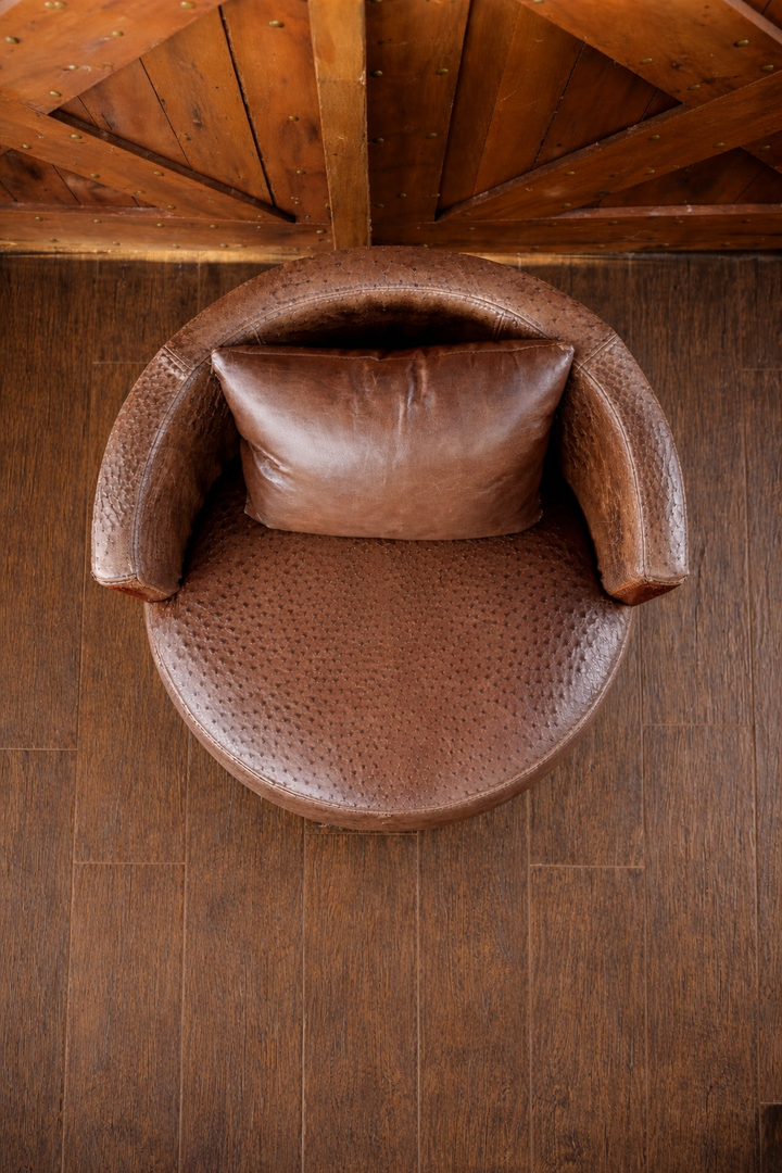 Poltrona Barrel Privé — Couro de Avestruz &amp; Carneiro | Edição Limitada