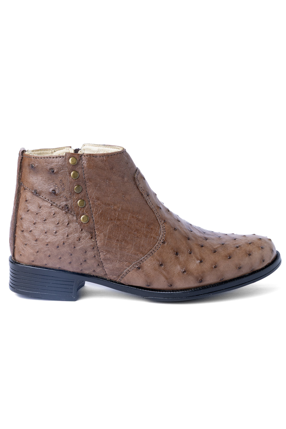 Botina feminina Strut em couro de avestruz cheio tabaco, lateral externa com tachas em metal envelhecido